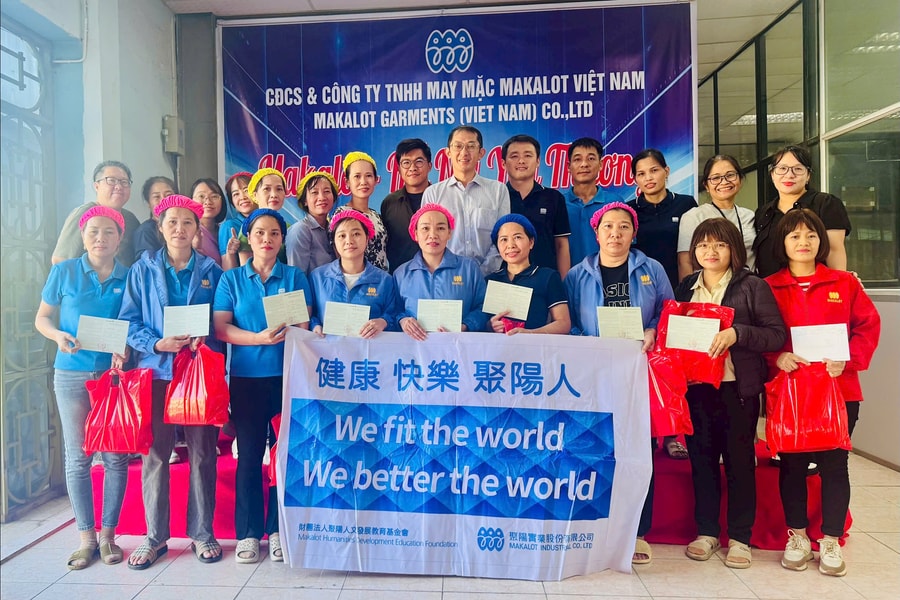 Makalot Vietnam presents 82 savings books to workers