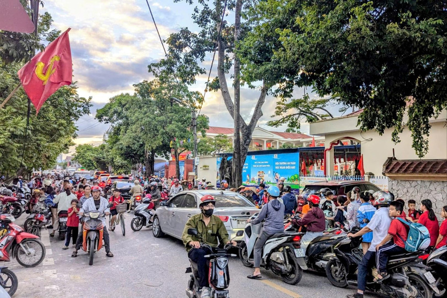 Bảo đảm an toàn giao thông trước cổng Trường Tiểu học Lâm Động