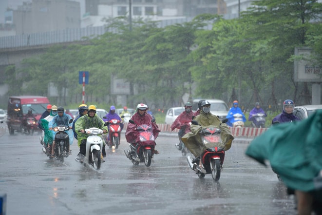 Mưa lớn dồn dập, lũ trên các sông miền Trung tiếp tục lên cao