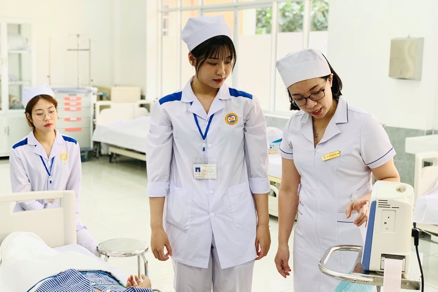 Cần cơ chế đãi ngộ để thu hút điều dưỡng viên