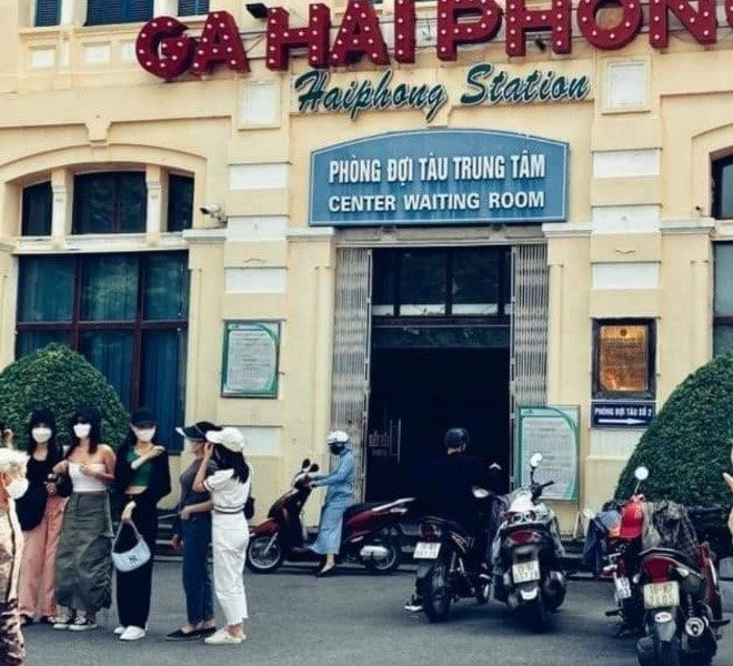 Không dừng đỗ xe tùy tiện khu vực trước cửa Ga Hải Phòng