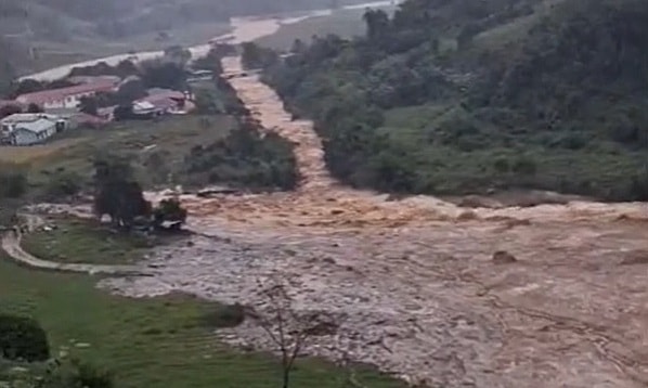 Núi lở gây lũ bùn 3 km ở Quảng Ngãi
