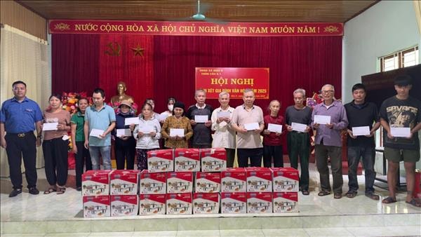 Canon Việt Nam ủng hộ người dân bị lũ lụt tại các tỉnh miền núi phía bắc
