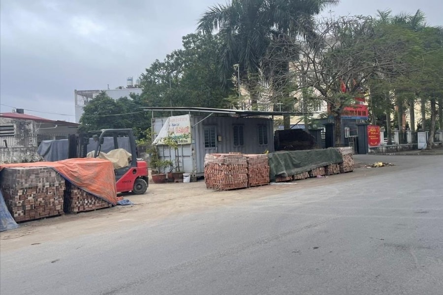 Vỉa hè phố Khúc Thừa Dụ bị 'biến' thành bãi vật liệu xây dựng