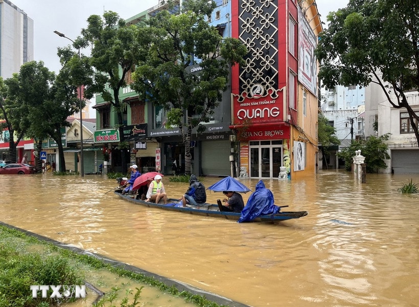 Mưa lũ ở Huế làm 1 người chết, 1 người mất tích, 35.000 ngôi nhà bị ngập lụt