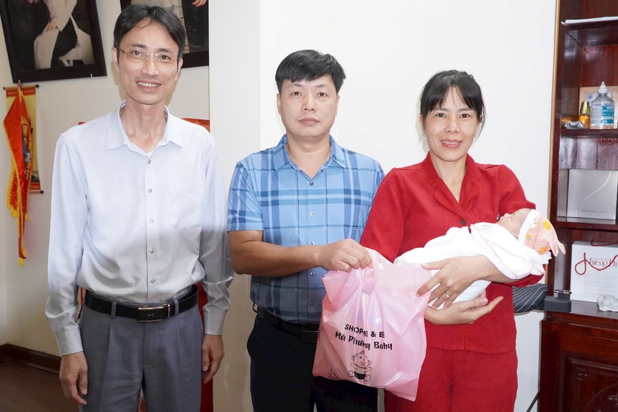 Xã Tứ Kỳ thăm hỏi gia đình đang chăm sóc cháu bé sơ sinh bị bỏ rơi