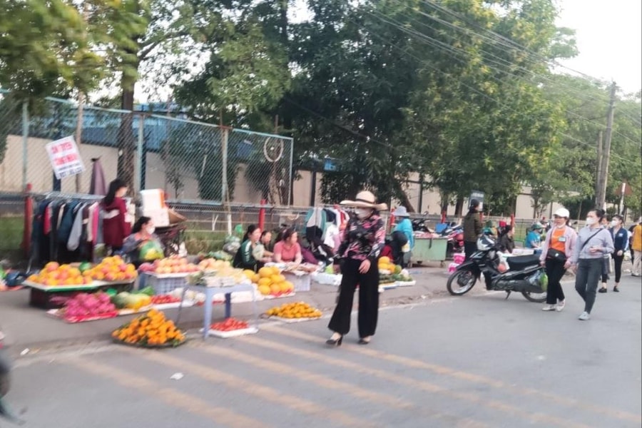 Hàng rong bủa vây cổng Công ty Giày Aurora