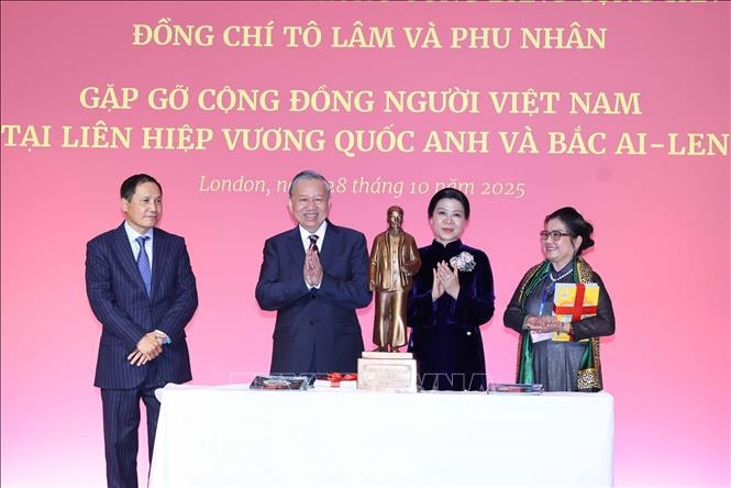Tổng Bí thư gặp gỡ cộng đồng người Việt Nam và cán bộ Đại sứ quán Việt Nam tại Anh