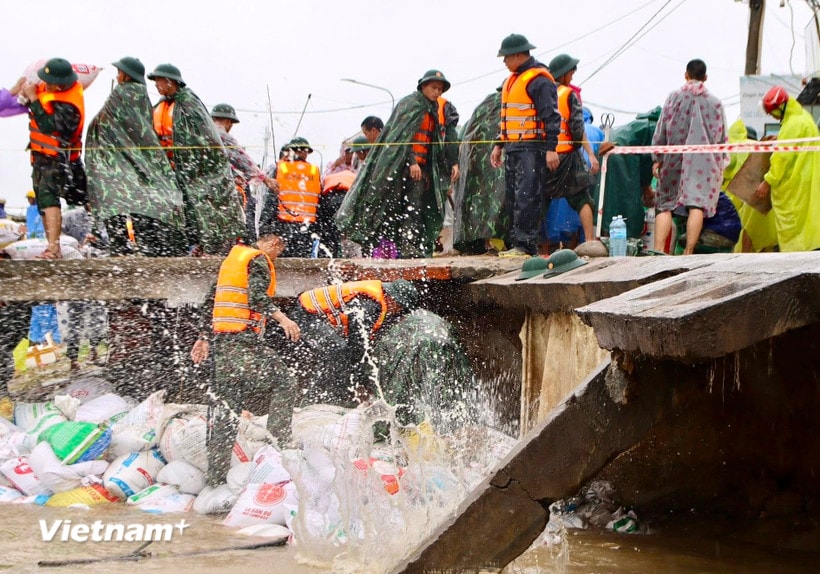 Lần đầu tiên dùng máy bay không người lái cứu trợ người dân vùng lũ Đà Nẵng
