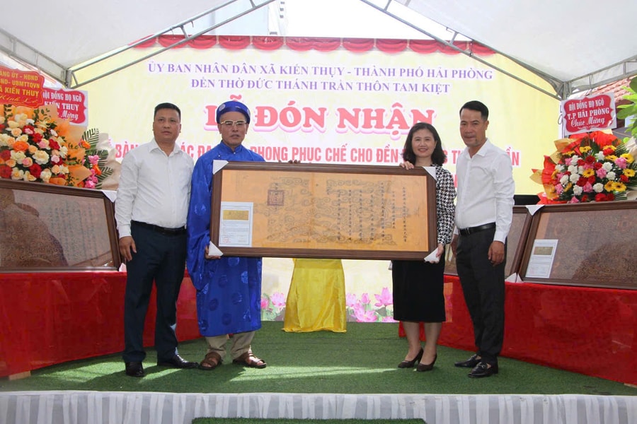 Đền Đức Thánh Trần ở xã Kiến Thụy đón nhận 5 đạo sắc phong cổ phục chế lại