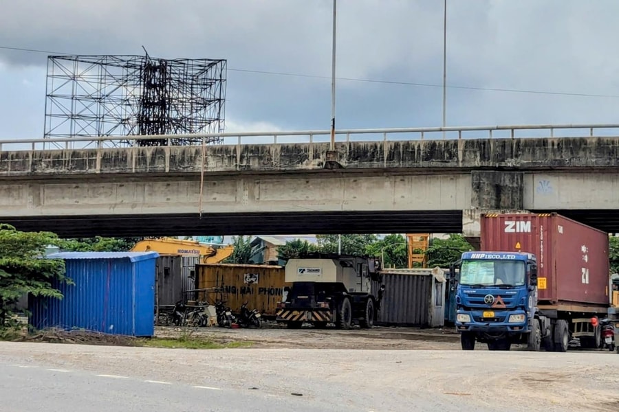 Rà soát, kiểm tra bãi tập kết xe, vỏ container tại chân cầu vượt Quán Toan