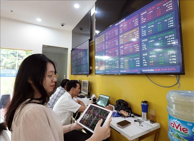 Thị trường chứng khoán Việt Nam mở phiên trầm lắng sau khi Fed hạ lãi suất