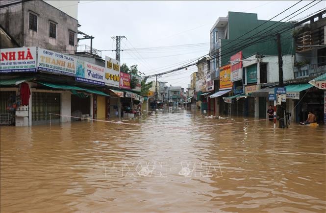 Khoảng 90 xã, phường bị ngập, nhiều tuyến đường ách tắc tại miền Trung