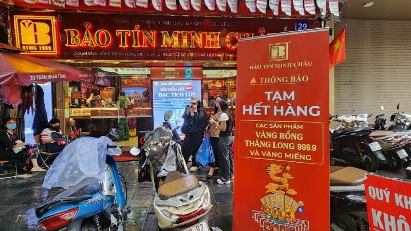 Giá vàng quay đầu giảm, nhà vàng lại khan hàng