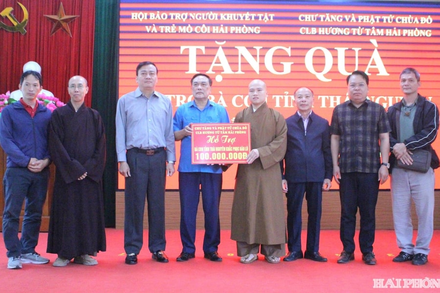 Thắm tình dân tộc, nghĩa đồng bào