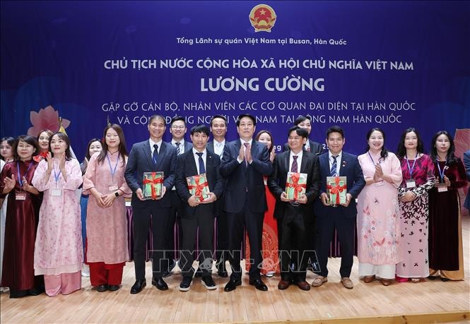 Chủ tịch nước gặp mặt cộng đồng người Việt Nam tại Hàn Quốc