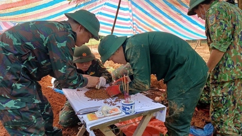 Phát hiện hai bộ hài cốt liệt sỹ kèm di vật tại xã Khe Sanh