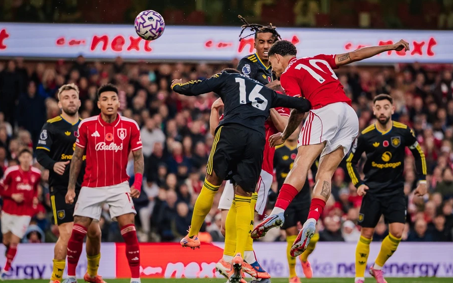 Hàng thủ lơ là khiến Manchester United hòa đáng tiếc trước Nottingham Forest