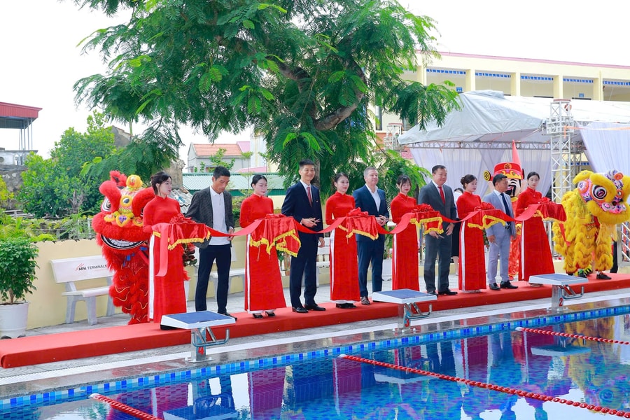 Modern swimming pool for students in Cat Hai special zone inaugurated