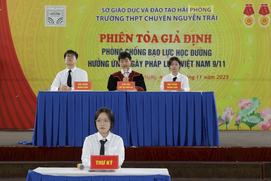 Học sinh Trường THPT chuyên Nguyễn Trãi nhập vai trong phiên tòa giả định