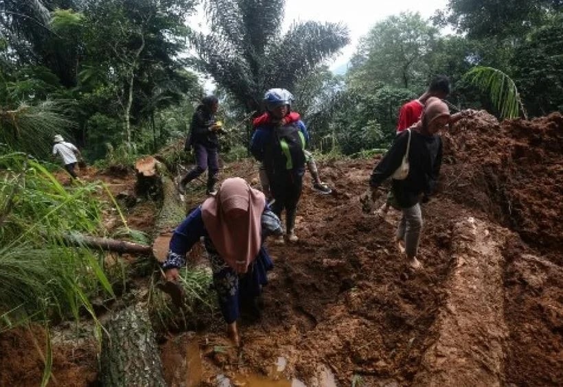 Mưa lớn gây ra lũ quét kèm sạt lở đất, nhiều người mất tích ở Indonesia