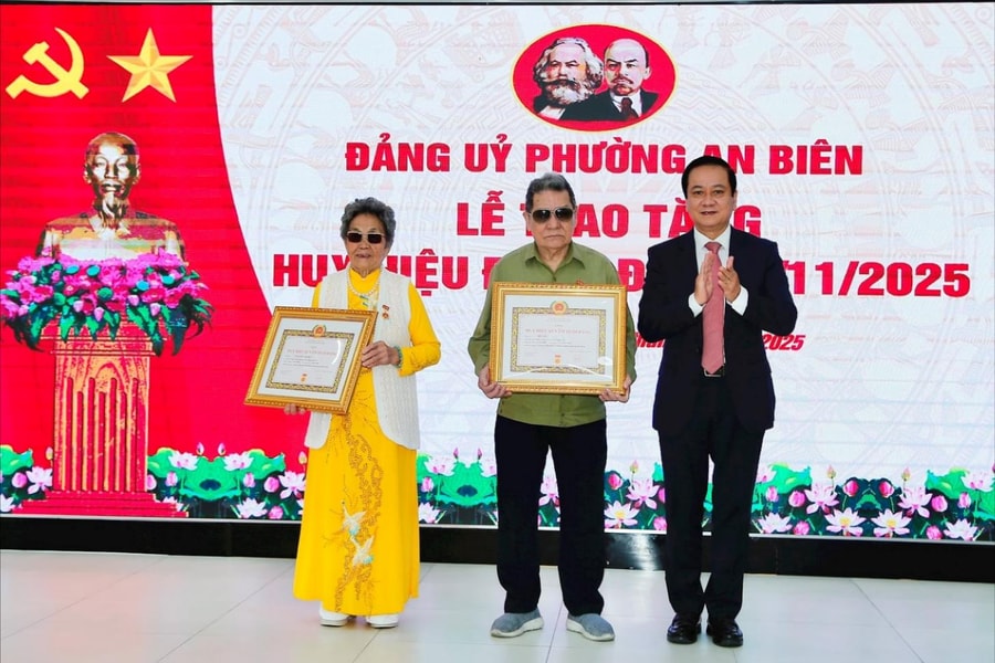 Đảng ủy các phường Kiến An, An Biên trao Huy hiệu Đảng dịp 7/11