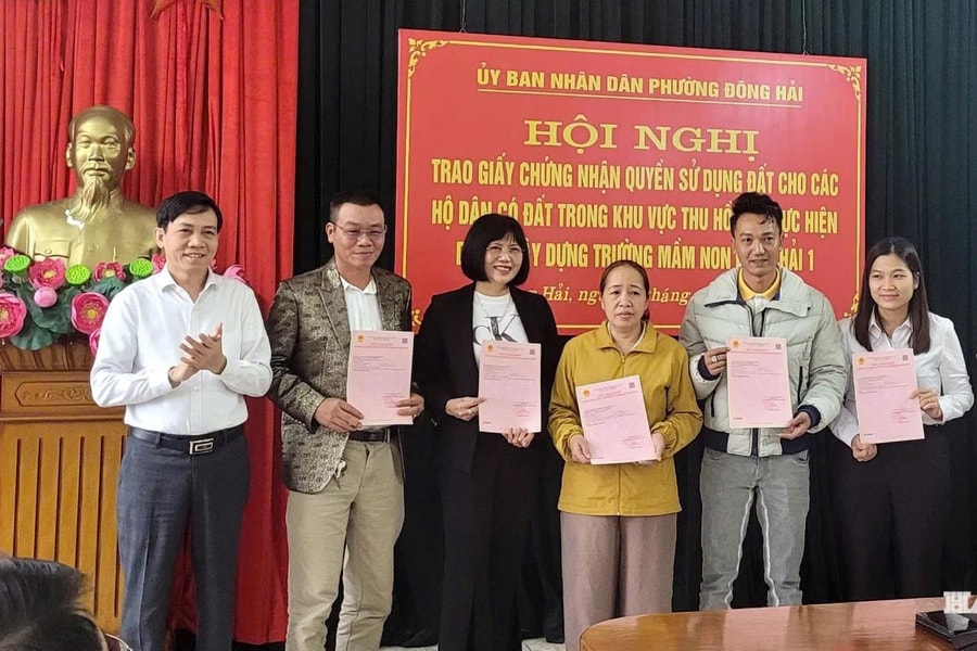 Trao 'sổ đỏ' cho 5 hộ dân thực hiện Dự án xây dựng Trường Mầm non Đông Hải 1