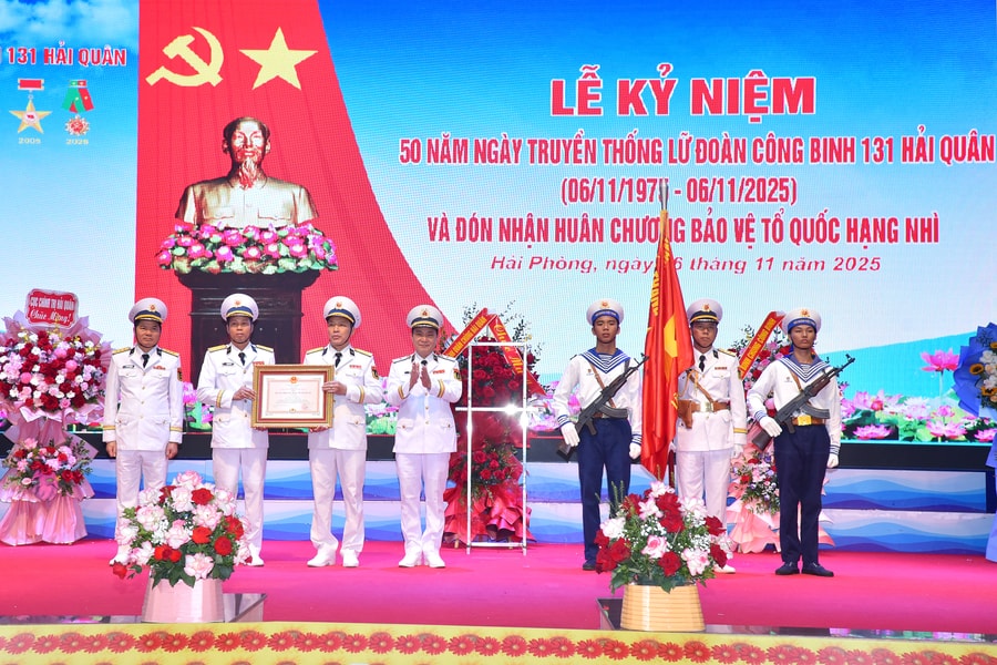 Lữ đoàn Công binh 131 Hải quân đón nhận Huân chương Bảo vệ Tổ quốc hạng nhì