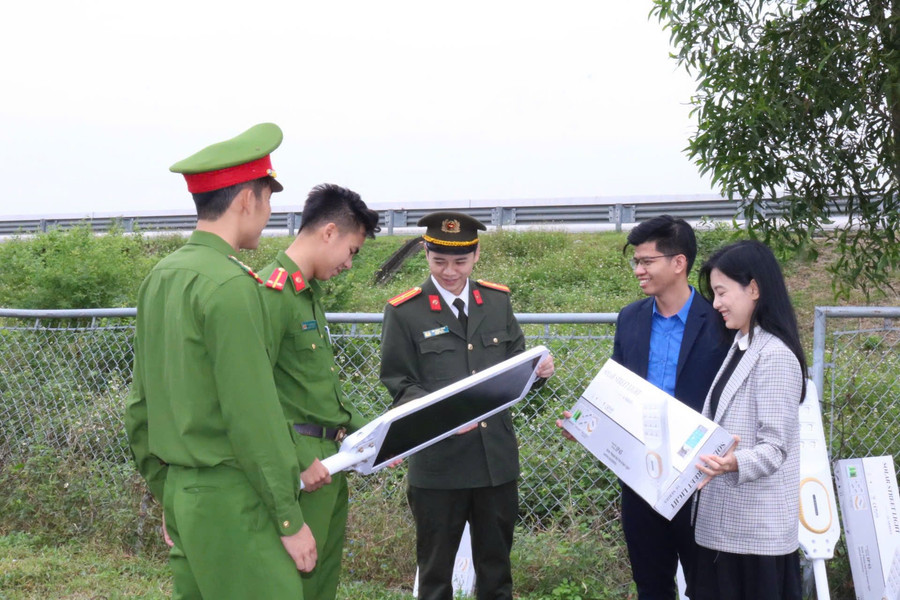 Tuổi trẻ công an phối hợp trao tặng công trình 'Ánh sáng an ninh' tại xã Kiến Thuỵ
