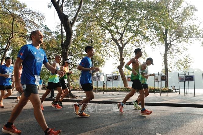 2.500 vận động viên tham gia Giải Standard Chartered Marathon Di sản Hà Nội 2025