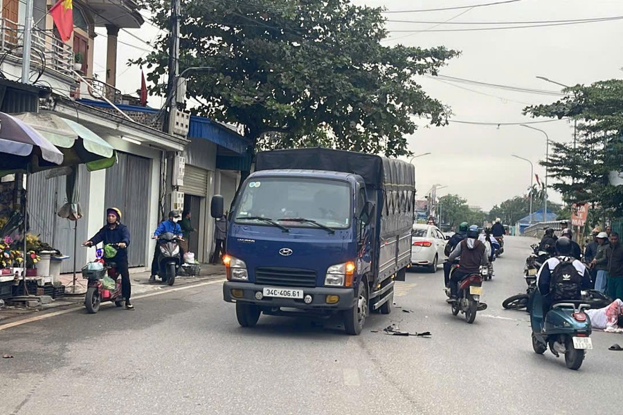 Cú va chạm trực diện giữa xe tải và xe SH tại chân cầu Hỗ Đông khiến 3 thanh niên bị thương