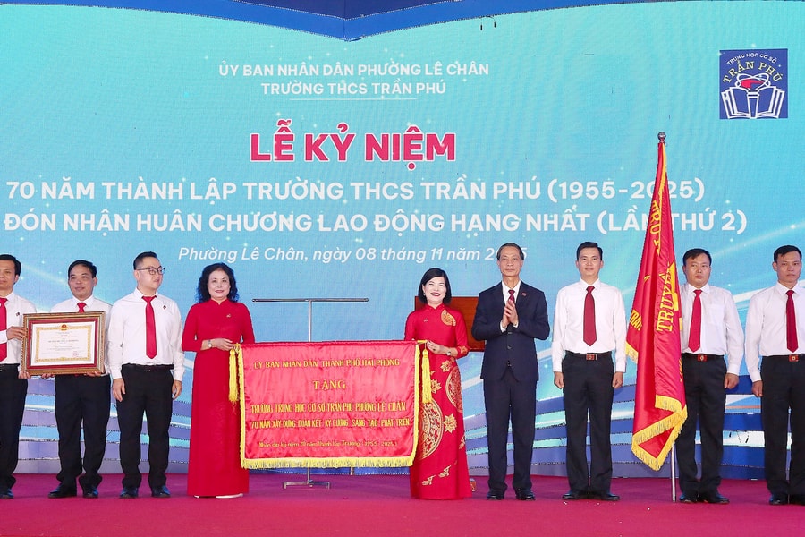 Tran Phu Secondary School receives 2nd first-class Labor Order