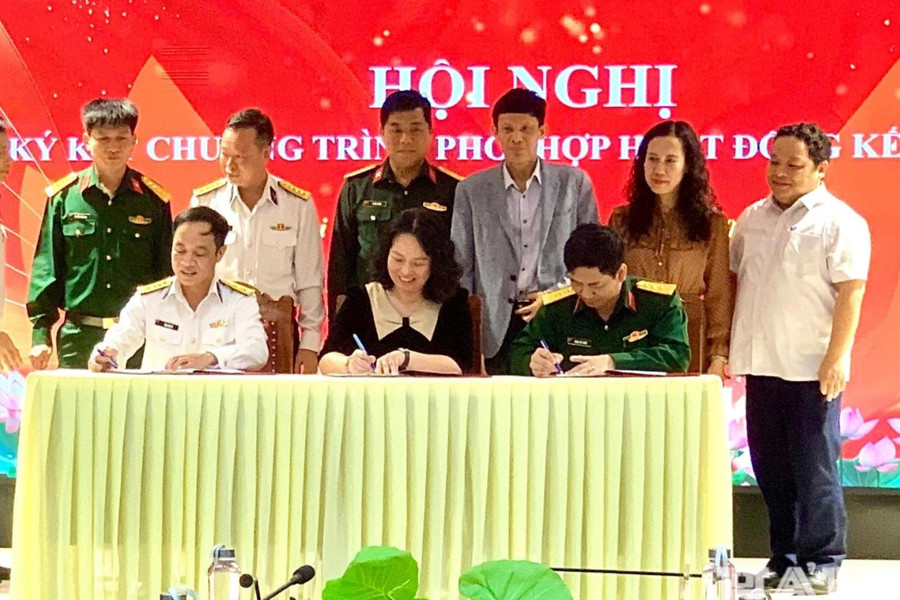 Ký kết chương trình phối hợp công tác quốc phòng - an ninh