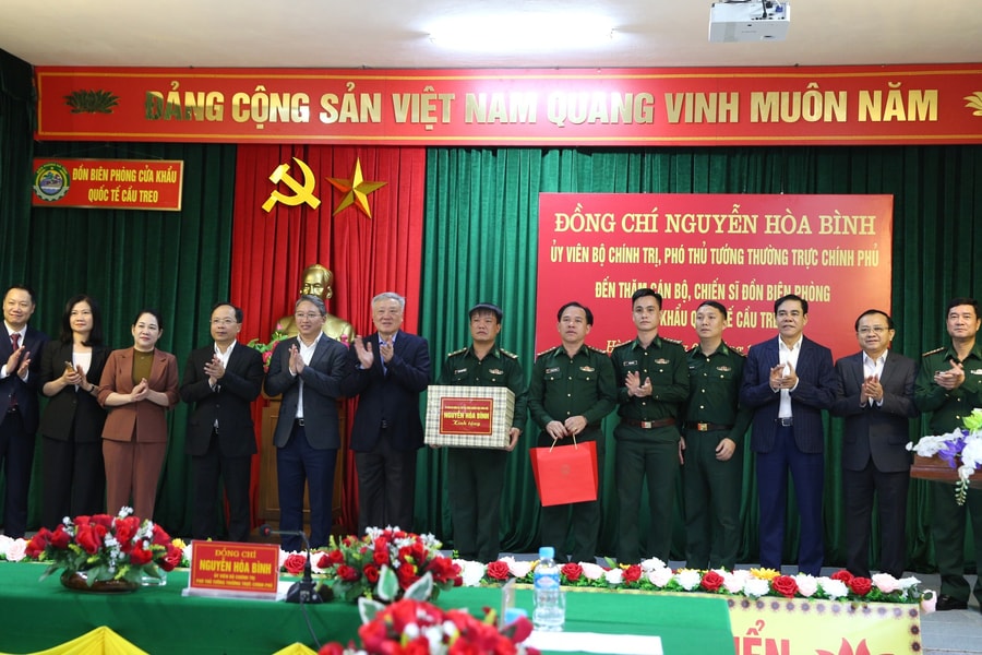 Phó Thủ tướng Thường trực Nguyễn Hòa Bình thăm Đồn biên phòng Cửa khẩu quốc tế Cầu Treo