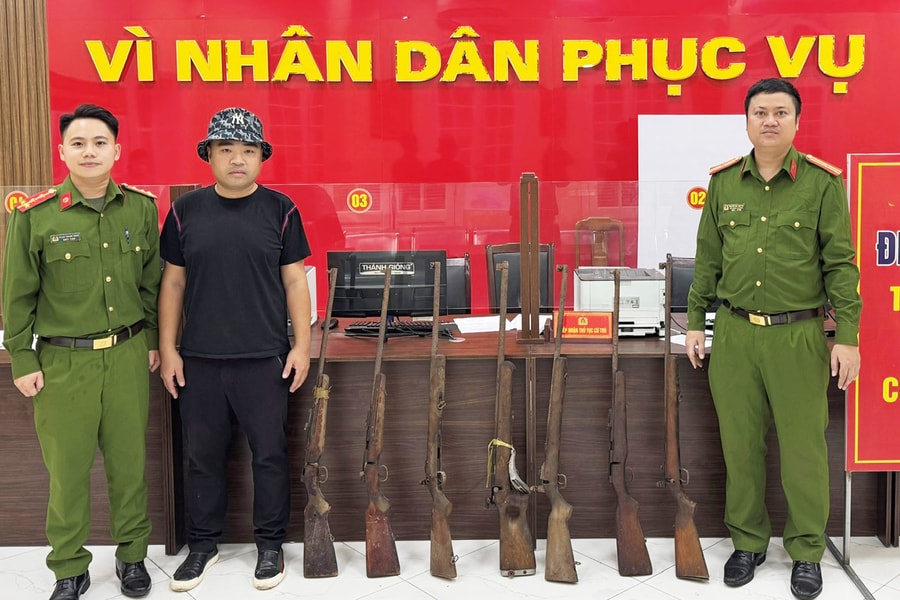 Phát hiện 7 khẩu súng cũ dưới tầng hầm của tòa nhà 3 tầng ở phường Hồng Bàng