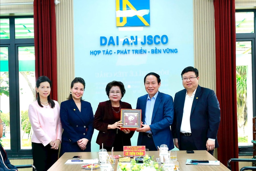 Hai Phong Party chief works with Dai An JSC