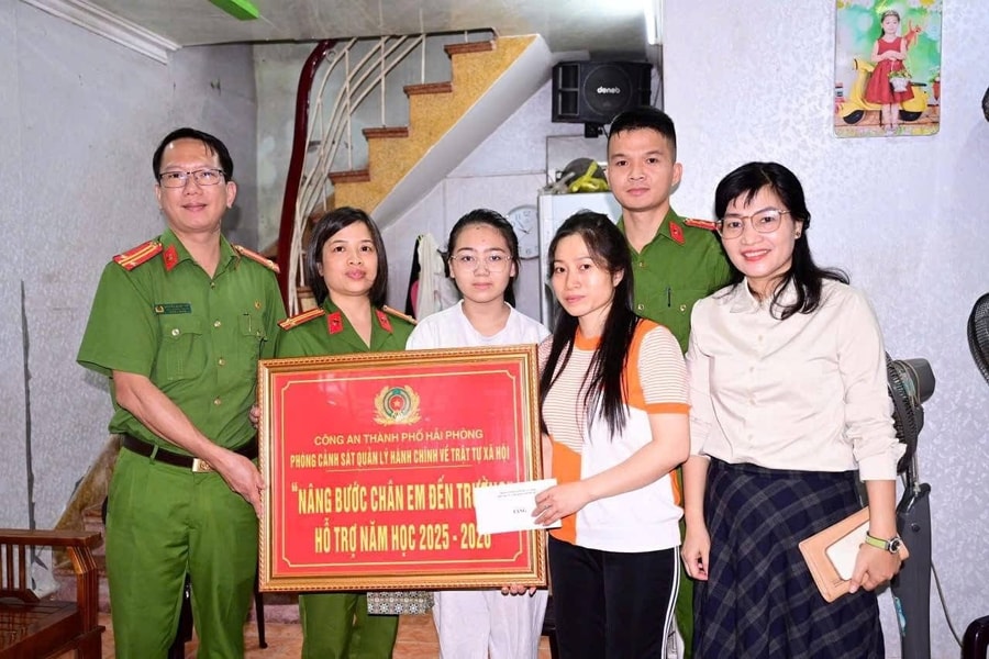 Công an nâng bước trẻ em khó khăn đến trường