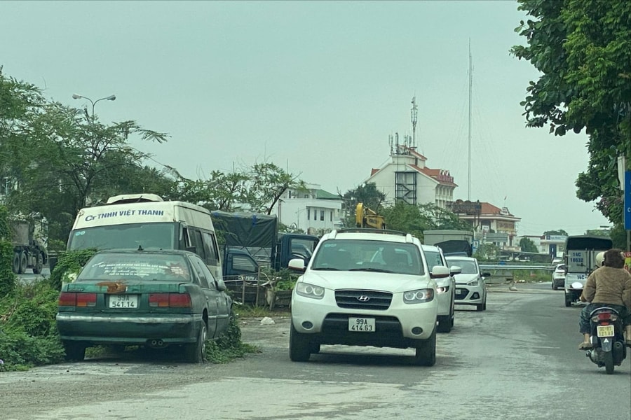 Xe ô tô 'bỏ quên' trên đường An Định (phường Thành Đông), gây nguy hiểm giao thông