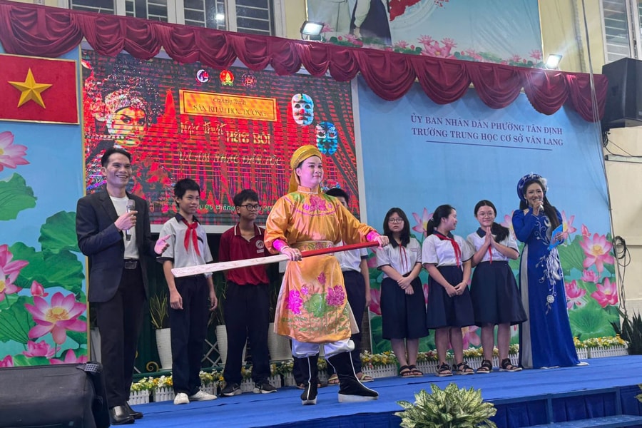 'Việt điệu trăng thanh' - Sân chơi âm nhạc dân tộc cho học sinh