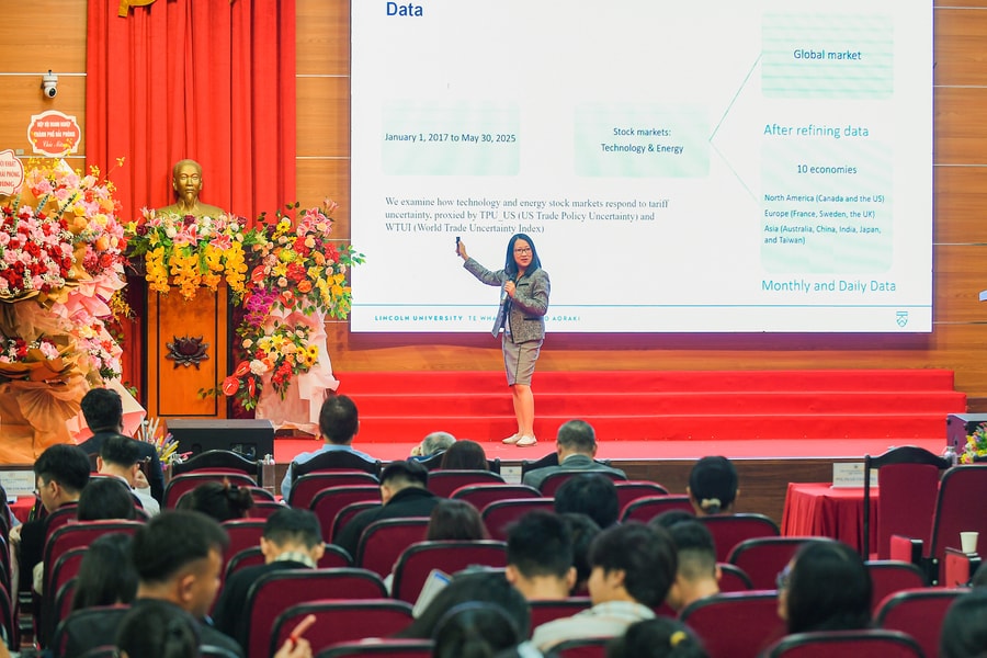 Phát triển kinh tế và kinh doanh trong kỷ nguyên số
