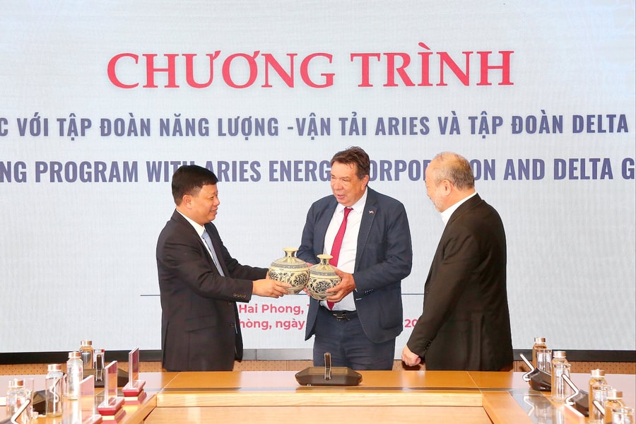 Two major corporations seek cooperation opportunities in Hai Phong