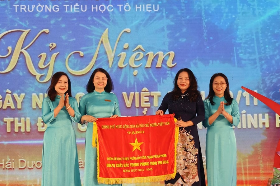 Trường Tiểu học Tô Hiệu (Hải Phòng) nhận Cờ thi đua của Chính phủ