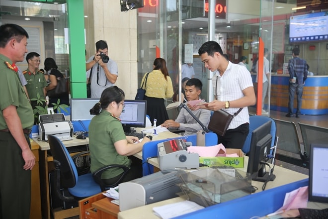 Không còn tình trạng xếp hàng để làm thủ tục xuất nhập cảnh