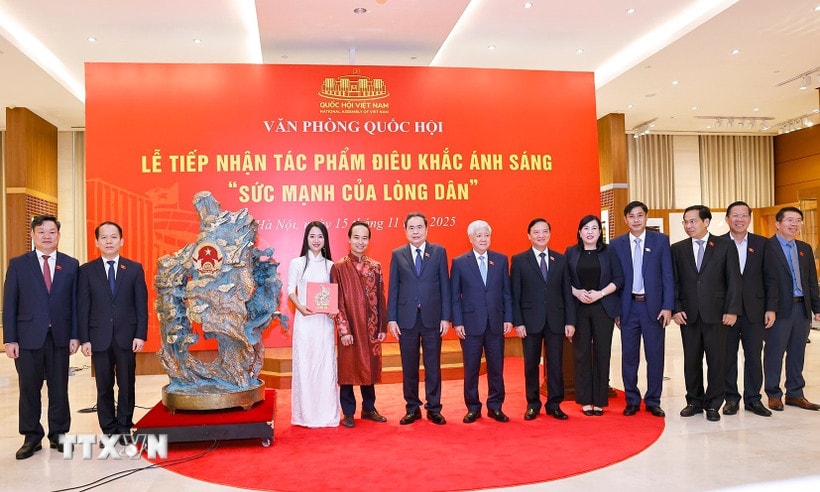 Lễ tiếp nhận tác phẩm điêu khắc ánh sáng 'Sức mạnh của lòng dân'
