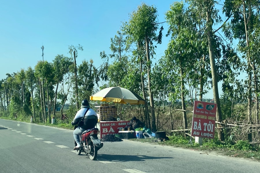 Bán hàng ven đường tỉnh 396 tiềm ẩn tai nạn giao thông