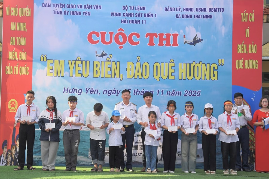 Hải đoàn 11 tổ chức chương trình 'Cảnh sát biển đồng hành với ngư dân” tại Hưng Yên