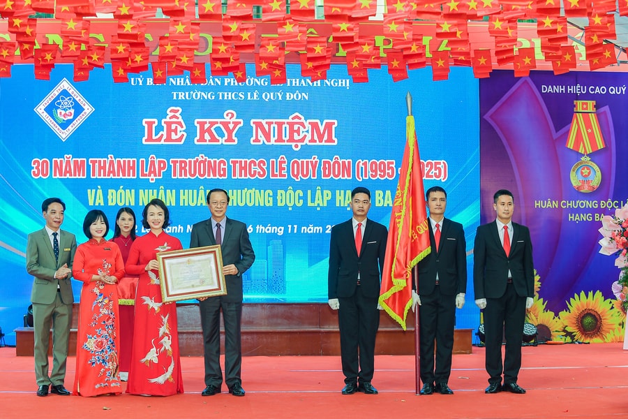 Le Quy Don Junior High School receives third-class Independence Order