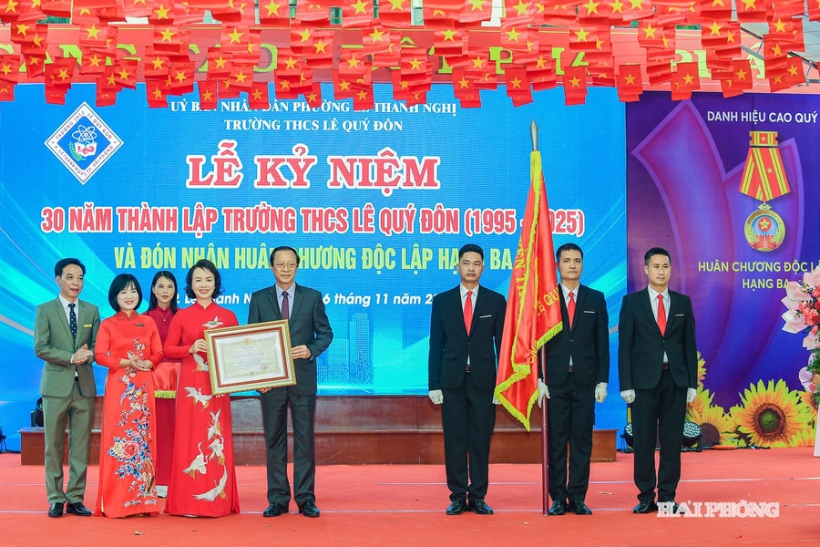 Trường THCS Lê Quý Đôn đón nhận Huân chương Độc lập hạng ba