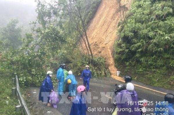 Quốc lộ 49 bị sạt lở, một số tuyến đường ở miền núi bị ngập do mưa lớn