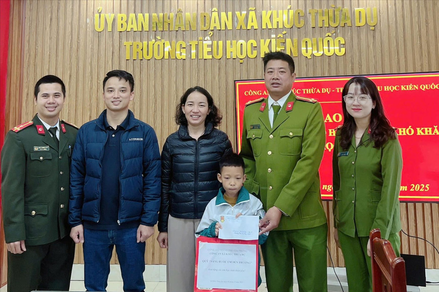 Công an Hải Phòng 'nâng bước em tới trường'